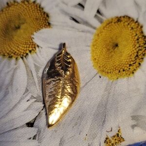 Elegant Gold Leaf Pendant Necklace